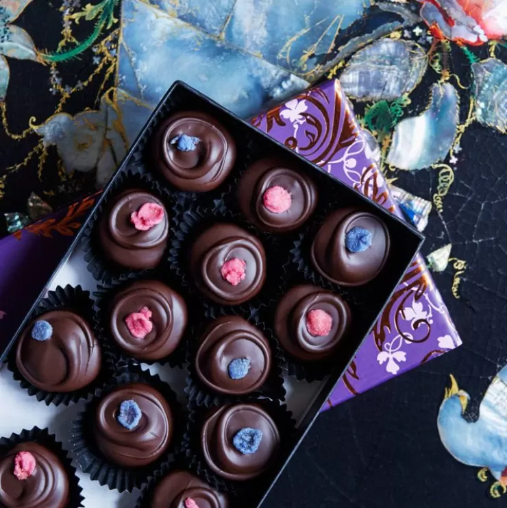 buckingham_palace_english_rose_and_violet_creams_3.webp Royal Collection Shop Buckingham Palace English Rose And Violet Creams* Confectionery & Chocolates